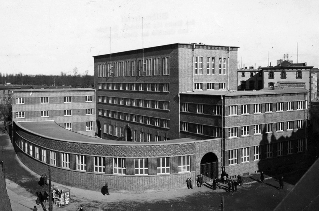 Former employment office and municipal services