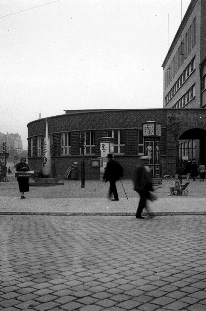 Former employment office and municipal services